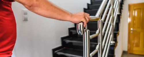 Servicio de limpieza en oficinas en Barcelona, Badalona y Santa Coloma, limpieza de escaleras, extintores, barandillas, buzones
